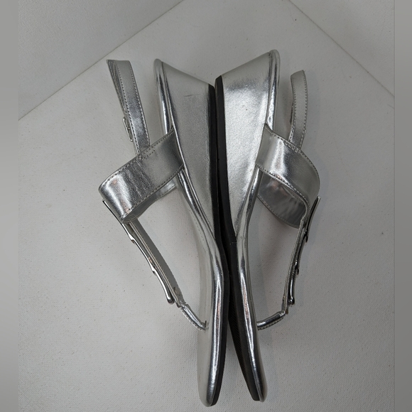 Comfort Plus by Predictions Women's Sandals Sz 7 Silver Low Heeled Buckle Strap - Picture 3 of 11